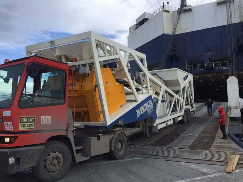 En raison de sa structure rigide, la centrale à béton mobile MEKA avec 2 jeux complets de convoyeurs à vis, de filtres et d'autres équipements de silo peut être transportée à l'aide d'un seul camion-remorque.